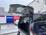 2分割で開く「デュアルバックドア」。 狭い場所でも荷物の出し入れができて便利です。