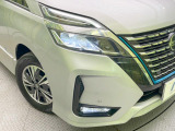 【LEDヘッドライト】悪天候や夜間走行時も良好な視界を確保し安心して運転できる高輝度LEDヘッドライトを装備!点灯速度が早く、消費電力も抑えられています。