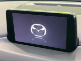 【8インチマツダコネクト】車内の雰囲気にマッチした大型のディスプレイ。スマホ接続でのナビ使用やBluetooth再生等、様々な機能が楽しめます。直感的なダイヤル操作が可能で、使い勝手も良好です。