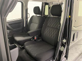 厚みがあって、座り心地のいいシート。運転席も助手席もリラックスしてゆったりと座れます♪