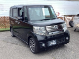 自社整備工場で点検整備をおこなってからお渡ししています。車検が残っている場合は『12ヶ月点検整備』を、車検整備付きの場合は『車検整備』をおこないます。整備費用は車両本体価格に含まれています。