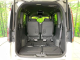 床下収納式のサードシートです。座席部分をコンパクトに収納でき、広大な荷室スペースとしてお使いいただけます!乗車人数や荷物の量など利用シーンに合わせて3列目を有効活用でき、とっても便利♪