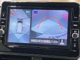 【アラウンドビューモニター】車を上から見下ろしているかのような映像で周囲の状況がひと目で確認、狭い駐車場に駐車するときも安心です♪