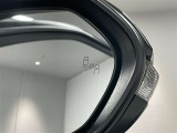 ブラインドスポットモニター(BSM)を装備しています。隣を走る車両が死角に入るとミラー内LEDインジケーターが点灯。さらに、ウィンカーを出すとインジケーターが光って点滅して注意を促してくれます。