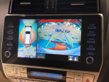 【マルチテレインモニター】車のフロントやサイドのカメラ画像を同時にモニター表示することで、悪路や狭い道を走行時でも周囲の状況確認ができ安心!本格SUVにうれしい装備です♪