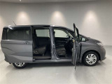 両側パワースライドドア付きだから、狭い駐車スペースなどでの 乗り降りラクラク!小さなお子さまのいるご家庭には嬉しい装備。