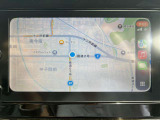 Apple CarPlayに対応のスマートフォンとUSBケーブルによる有線接続接続し、普段使っている地図アプリを画面で操作できます。