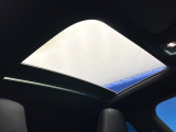 ●サンルーフ:開放感たっぷりの希少装備、サンルーフが装着されています!車内に明かりを取り入れたり景色を楽しむ以外にも、車内の空気も簡単に換気できて快適です!