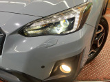 【LEDヘッドライト】悪天候や夜間走行時も良好な視界を確保し安心して運転できる高輝度LEDヘッドライトを装備!点灯速度が早く、消費電力も抑えられています。