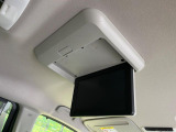 【フリップダウンモニター】大画面モニターで後席でもエンタメをお楽しみいただけます。小さなお子様にも大人気の装備です♪