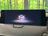 【12.3インチマツダコネクト】車内の雰囲気にマッチした大型ディスプレイ。スマホ接続でのナビ使用やBluetooth再生等、様々な機能が楽しめます。直感的なダイヤル操作が可能で、使い勝手も良好です。