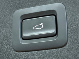【パワーバックドア】スマートキーや運転席のボタンを押すだけでリアゲートが自動で開閉します!荷物を持っている時や、高い位置にあるバックドアを閉める際に便利な機能です♪