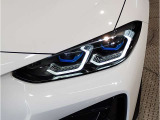 【LEDヘッドライト】先進のLEDテクノロジーを採用。放射される白色光の周波特性は太陽光に近く、バイキセノン・ヘッドライトを上回るコントラストで更に明るく輝きます!