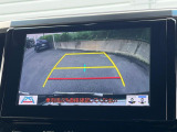 【バックカメラ】駐車時に後方がリアルタイム映像で確認できます。大型商業施設や立体駐車場での駐車時や、夜間のバック時に大活躍!運転スキルに関わらず、今や必須となった装備のひとつです!