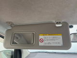 【バニティミラー】サンバイザー裏に設置されたミラーで身だしなみチェック!ちょっとしたメイク直しにも活躍します♪