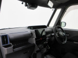 ダイハツのお店では、ダイハツ車を知り尽くしたプロフェッショナルが、専用の診断機器を使って各システムを点検しております。