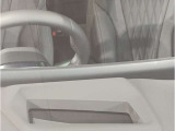 【ヘッドアップディスプレイ】現在の車速表示や目的地へのルート案内やメディア関連のリストを表示する事が可能です。視線移動を減らす事によりドライブに集中して頂けます。