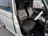 【運転席】座り心地が良いシートなので長時間の運転でも快適にお過ごしいただけます。新品のフロアマットのご注文も可能です。掲載箇所以外にご希望の写真がございましたらお気軽にお問い合わせ下さい。