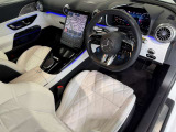 メルセデスのシートは、少し硬めに出来ておりますので、長時間の運転でも疲れにくく、安全にドライビングをお楽しみ頂けます