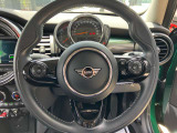 丸を基調としたMINIらしい運転席デザイン