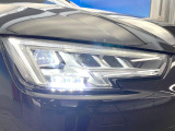 ●LEDハイビームが多数独立で存在し、ハイビーム時に対向車や前方を走る車の部分をロービームに切り替えが可能!!シーケンシャルウインカーも装備!!