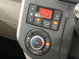 【オートエアコン】一度お好みの温度に設定すれば、車内の温度を検知し風量や温度を自動で調整。暑い&hellip;寒い&hellip;と何度もスイッチ操作をする必要はありません。快適な車内空間には必須の機能ですね♪