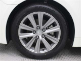 純正アルミホイールは精度が高く、走行の安定性が優れています。タイヤサイズ215/55R17