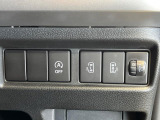 【両側スライドドア】駐車場で隣の車との間隔が狭く乗りにくい時、スライドドアなら安心!ドアオープン時も幅を取らず、開口部が広いので乗り降りがとっても簡単です。大きな荷物の出し入れも後席から可能♪