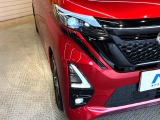 【LEDヘッドライト】悪天候や夜間走行時も良好な視界を確保し安心して運転できる高輝度LEDヘッドライトを装備!点灯速度が早く、消費電力も抑えられています。