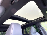 【調光パノラマルーフ】車内の解放感が一気に上がる大型パノラマルーフに調光機能がプラス!日差しが強い時、シェードを閉めなくてもガラスの透明度を調整することで心地よい明るさに♪