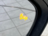 【ブラインドスポットモニター】走行中、ドアミラーの死角になりやすい箇所に後続車が接近するとサイドミラーのレンズに警告を表示!ドライバーに注意喚起をしてくれます。