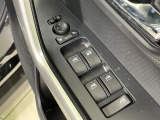 【電動格納ミラー】サイドミラーは電動格納式となっており、狭い駐車場でもキズがつくリスクを抑えられます。