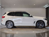 ☆BMWの前後重量配分50:50はエンジン自体をフロントタイヤよりも後ろにずらし、通常はエンジンルーム内に搭載される重量物であるバッテリーをトランクに移動させるなどして実現されています☆