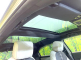 【パノラマルーフ】大型のガラスルーフ搭載で車内の解放感が一気にアップ!開放的なドライブをお楽しみいただけます。
