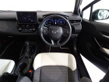 革巻きステアリングで快適な操作性の運転席です。