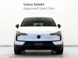 EVエクステリアならではのフロントシールドデザイン、ボルボアイデンティティを進化継承する印象的なトールハンマーライトが、自信に溢れたモダンなフェイスを表現。