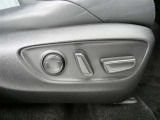運転席のシート調整を電動で調整できます。無段階調整なので、どなたにもピッタリの調整が可能です。