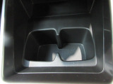 運転席からも助手席からも手の届きやすい位置にドリンクホルダーが付いています。