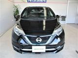 ■日産らしさを引き立てるVモーションのフロントグリル。