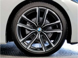 【BMWアロイホイル】軽量かつ強度に拘ったアロイホイル。走行性能ポテンシャルを引き出す設計。車の足元を引き締めてくれる大きなポイントはアロイホイルです。