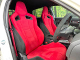 【専用スポーツシート】ホールド性に優れ、カーブ時の体が流れを抑制してくれます。また、体にフィットするから腰や背中が疲れにくく、ロングドライブや高速走行でも快適にお過ごしいただけます♪