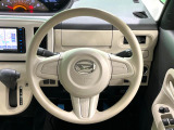 インテリアに合わせたデザインのステアリングは、運転される方のことも考え、運転しやすい形状、大きさです。是非一度、実際に触ってお確かめください。