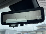 【デジタルインナーミラー】車両後方カメラの映像をルームミラーに映すことが出来ます。 そのため、後席に人や荷物があって後方が見えづらい場合でもしっかり視界を確保することが出来ます。