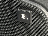 【JBLサウンドシステム】メーカーオプションの高品位サウンドシステムを搭載。専用のチューニングが施された大小様々なスピーカーから良質なサウンドが奏でられ、臨場感あふれる音響空間を演出します。