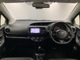 シンプルながら機能性あふれる運転席周りです。使いやすいスイッチ類の配置によりとても運転しやすいですよ。