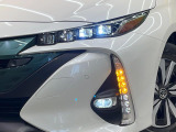 【LEDヘッドライト】悪天候や夜間走行時も良好な視界を確保し安心して運転できる高輝度LEDヘッドライトを装備!点灯速度が早く、消費電力も抑えられています。
