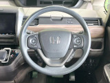 インテリアに合わせたデザインのステアリングは、運転される方のことも考え、運転しやすい形状、大きさです。是非一度、実際に触ってお確かめください。