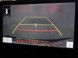 バックモニター付き。車両後方の映像を画面に表示し、駐車などの後退操作をサポートします。