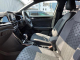 (運転席助手席)安全装備をオプションで追加するのは日本的発想。フォルクスワーゲン車はサイドエアバッグを全車標準で装備しております。