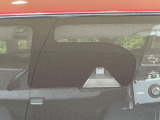【エマージェンシーブレーキ】走行中に前方の車両等を認識し、衝突しそうな時は警報とブレーキで衝突回避と被害軽減をアシスト。より安全にドライブをお楽しみいただけます。
